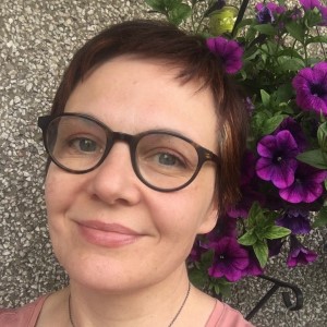 Anna Claybourne's headshot