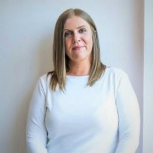 Julie Rea's headshot