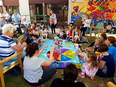 Outdoor intergenerational Bookbug Session